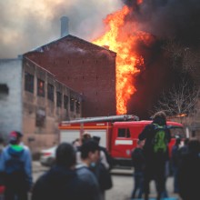 Feuerwehr im Einsatz gegen einen Brand
