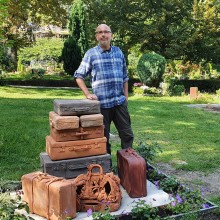 Wolfgang Schindler vom Friedhofsförderverein auf dem Alten St.-Mätthäus-Kirchhof mit einer Installation des Künstlers Gerald Matzner.