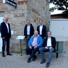 Gruppenbild vor digitaler Mitfahrbank