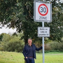 Pettstadt Bürgermeister Hack vor Tempo-30-Schild