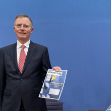 Vorstellung der Jahresbilanz und des Ausblicks auf die wichtigsten Themen der Kommunen - Ralph Spiegler und Gerd Landsberg vom Deutschen Städte- und Gemeindebund vor der Bundespressekonferenz (hier mit einer Ausgabe der KOMMUNAL in der Hand)