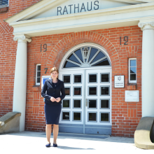 Bürgermeisterin von Stockelsdorf vor dem Rathaus