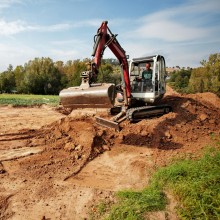 Bagger auf künftigem Bauland