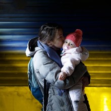 Frau mit  Kind am Bahnsteig - die Menschen verlassen die Ukraine, viele suchen in Deutschland Zuflucht.