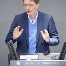 Gesundheitsminister Lauterbach hat das Infektionsschutzgesetz an vielen Stellen kritisiert und doch gleichzeitig für die Zustimmung geworben