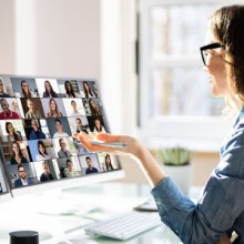 Digitale Ratsitzung Frau am PC