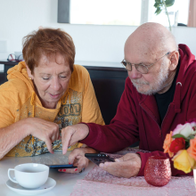 Digitalbotschafter hilft Seniorin bei Bedienung des Smartphones