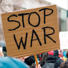 Demo gegen den Krieg Stop-War-Schild