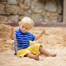 Kind spielt im Sandkasten