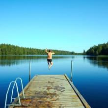 Mann springt in Badesee