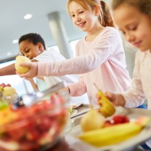 Kinder mit Obst 