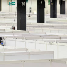 Erste Kommunen planen Wärmeräume - sie könnten ähnlich aussehen wie die Notfallräume zur Versorgung von Coronakranken oder auch die Flüchtlingszentren - hier in der KölnMesse
