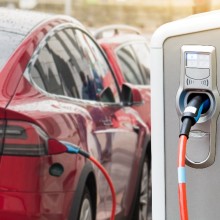 Elektroautos sind aus dem Stadtbild kaum noch wegzudenken - wie Kommunen für die nötige Ladeinfrastruktur sorgen können - ein Leitfaden