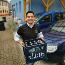Bürgermeister beim Helfen im Getränkemarkt für guten Zweck