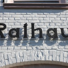 Symbolbild Rathaus Schrift Abwahl Bürgermeister Kritierien