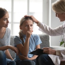 Kinderärztin bei Behandlung einer Patientin
