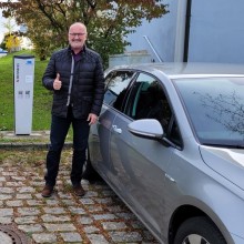 Bürgermeister  vor E-Ladestelle