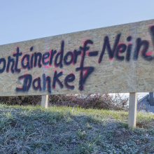 In der Asylpolitik wird die Kritik der Bürgermeister immer lauter - und immer mehr Anwohner protestieren, wie hier gegen ein geplantes Containerdorf im Dorf Upahl in Mecklenburg-Vorpommern