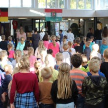Kinder der Schule auf dem Süsteresch im Atrium (Lichtblick)