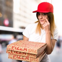 Viele Kommunen haben Interesse an der Einführung einer Verpackungssteuer - erste Kommunen wollen sie auch auf Pizzakartons und Co ausdehnen - ein Überblick