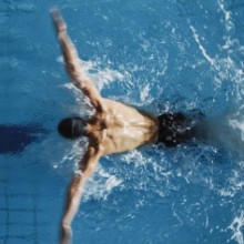 Mann schwimmt im Schwimmbad