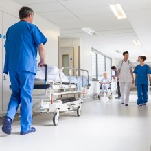 Krankenhausflur mit Ärzten, Pflegern und Patienten