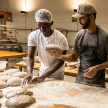 Zwei Mitarbeiter in der Bäckerei