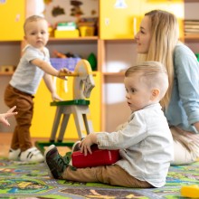 Erzieherin und Kinder