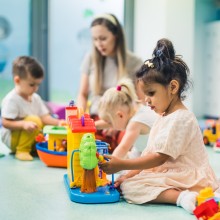 Kitakinder beim Spielen im Raum