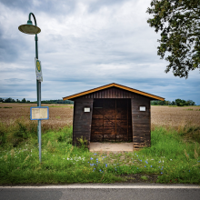wird kaum genutzt - eine typische Bushaltestelle in der Altmark im Kreis Stendal - der Landkreis steigt daher beim Deutschlandticket zum Jahreswechsel aus
