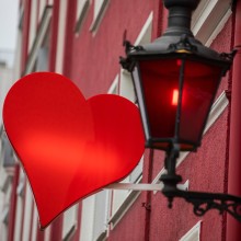 Rotes Herz und Laterne vor Bordell
