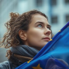 Europawahlen: Junge Frau mit Europaflagge