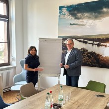 Stabstellenleiterin Andrea Schüller und Bürgermeister Patrick Kunkel im Lernlabor der Stadtverwaltung