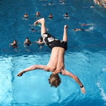 Freibad: Kopfsprung eines Jungen