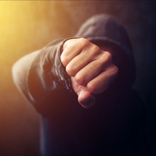 Gewalt gegen Politiker und Politikerinnen Mann mit Faust