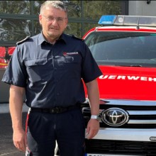 Oberhavels Kreisbrandmeister Gerd Ritter vor dem Feuerwehrauto am TAZ