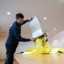 Kommunalwahlen in Thüringen - hier Wahlvorsteher Miklos Szatmari kippt die Wahlurne in der Arnstadter Stadthalle aus.