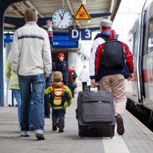 49-Euro-Ticket: Bahnreisende am Bahnsteig vor Zug