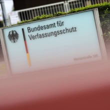 Ein Fall für die Justiz - in Mecklenburg-Vorpommern wurde ein Mitglied der NPD-Nachfolgepartei die Heimat zum Stellvertretenden Bürgermeister gewählt - lässt sich das mit Beamtenrecht vereinbaren? Zweifel gibt es auch beim ersten AfD-Landrat in Thüringen