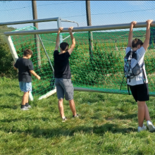 Jugendliche bauen Fußballtor auf: Ehrenamt 