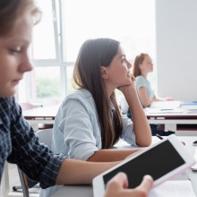 Digitalisierung in der Schule: Schüler mit Tablets und Laptops