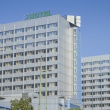 Dieses Hotel in Berlin-Lichtenberg soll bald 1200 Asylbewerbern als Unterkunft dienen - die Kosten für den Steuerzahler: 143 Millionen Euro plus Sanierungskosten