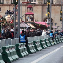 Betonklötze - wie hier in Dresden - gehören zum Sicherheitskonzept von immer mehr Veranstaltungen - trotzdem  reichen die Anti-Terror-Maßnahmen oft nicht - so werden Feste aus Sicherheitsgründen aktuell reihenweise abgesagt