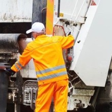Die Müllabfuhr holt Müll ab - Müllpresse